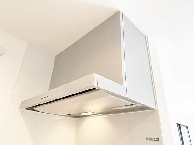 【換気扇】ステンレスの鈍い輝きが高級感を醸し出す換気扇。従来タイプよりも換気効果に優れ、フィルター交換もお掃除も容易になりました。