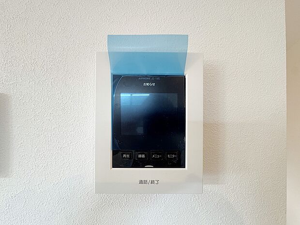 【モニター付インターホン】モニター付インターホンが標準仕様です。戸建暮らしだと、集合住宅に比べ、より不安になりがちな防犯面、目で確認できるからあんしんです。