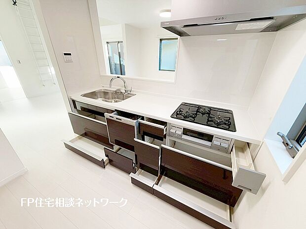【キッチン】スライド収納付きのシステムキッチン。料理器具なども収納できて出し入れもスムーズ。収納量もたっぷりなので料理器具やストック調味料なども入れられる。