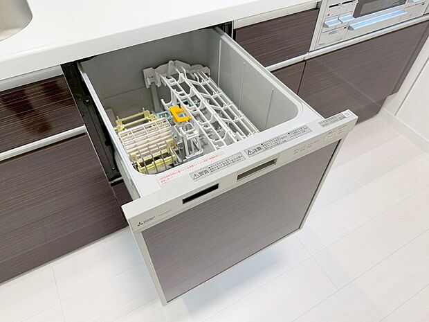 【食器洗浄乾燥機】手間をかけずに食後の後片付けができる食器洗乾燥機。食器の出し入れがスムーズなスライドタイプ。節水効果だけでなく、効率的に洗い物を配置できるようにラックがついています。