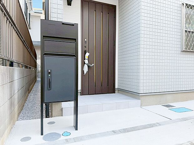【宅配ボックス】ポスト兼宅配ボックス不在時に荷物の受け取りが可能デザインスマートな形状です。