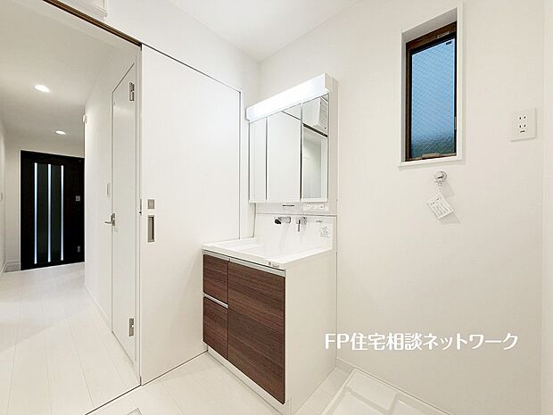 【洗面台・洗面所】鏡の裏に収納棚を確保した三面鏡を採用。化粧品や歯ブラシなどを機能的に収納。また、三面鏡の本当の利点は三枚の鏡を合わせることで、頭の側面や背面が見れること。