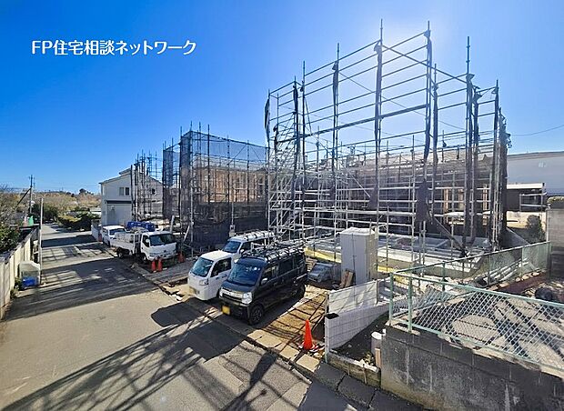 【現地外観写真】全6棟の新築分譲住宅！建物面積100m2以上の大型間取り、広々としたＬＤＫは家族の憩いの空間に最適です。