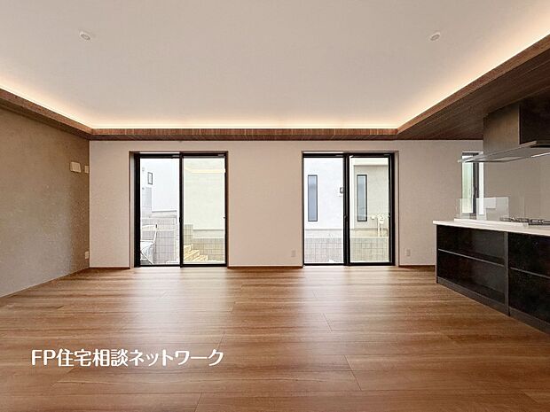 【リビング】オープンな空間を生み出す、広がりとゆとり。家族と過ごす時間を大切にしたい方にぴったりのゆとりある住空間です。日差しがリビングの隅々までしっかりと届きます。