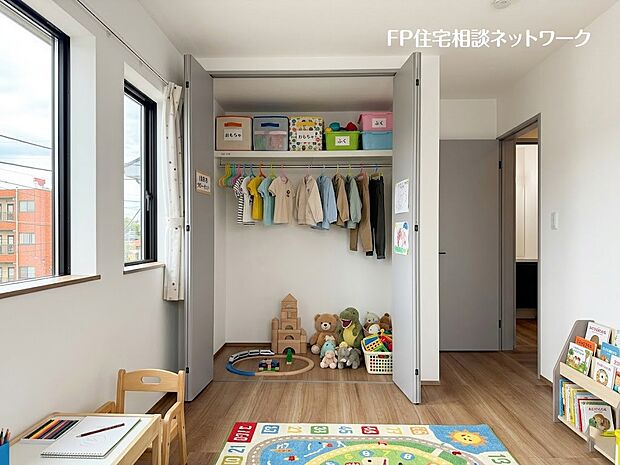 【洋室】■子供部屋■本画像はAIがCGで家具作成しており、実際の現地に家具は設置されておりません。また、販売価格に家具、小物等は含まれておりません。