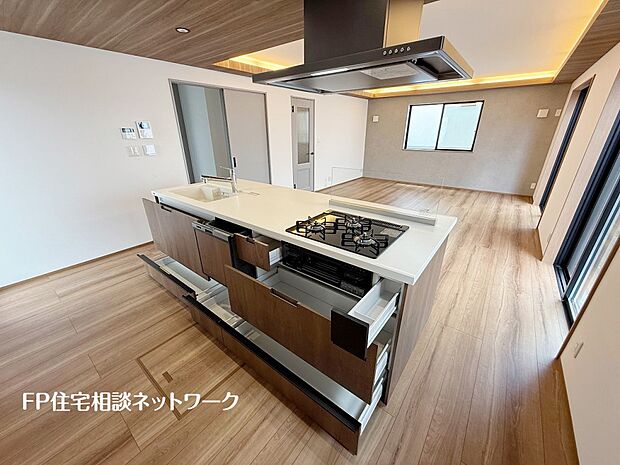 【収納】スライド収納付きのシステムキッチン。料理器具なども収納できて出し入れもスムーズ。収納量もたっぷりなので料理器具やストック調味料なども入れられる。