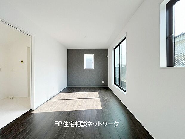 【リビング】落ち着きあるアクセントクロスです。明るすぎない、落ち着きと安らぎを感じさせる雰囲気になっています。