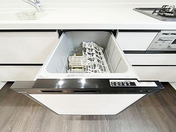 【食洗機】手間をかけずに食後の後片付けができる食器洗乾燥機。食器の出し入れがスムーズなスライドタイプ。節水効果だけでなく、効率的に洗い物を配置できるようにラックがついています。