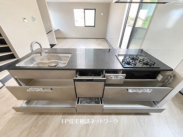 【キッチン】スライド収納付きのシステムキッチン。料理器具なども収納できて出し入れもスムーズ。収納量もたっぷりなので料理器具やストック調味料なども入れられる。