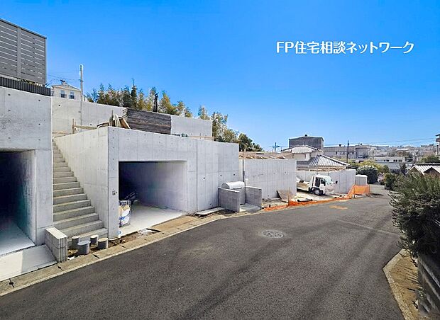 【前面道路含む現地写真】道路面より一段上がった敷地のため、歩行者と目線が合いにくく落ち着いた暮らしを実現します。