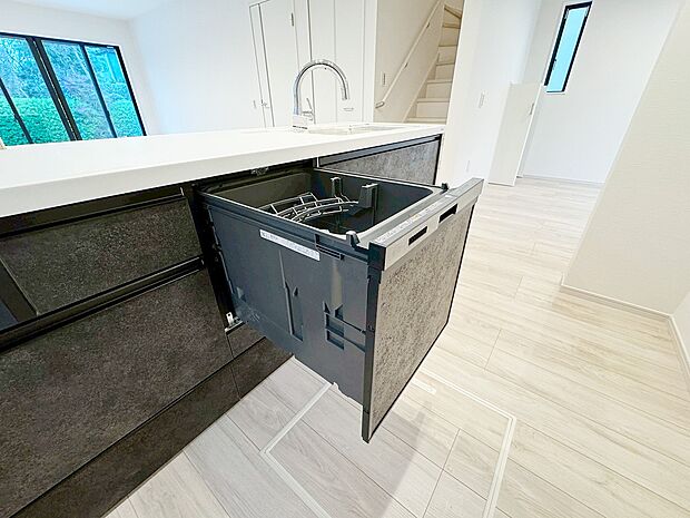 【食器洗乾燥機】手間をかけずに食後の後片付けができる食器洗乾燥機。食器の出し入れがスムーズなスライドタイプ。節水効果だけでなく、効率的に洗い物を配置できるようにラックがついています。