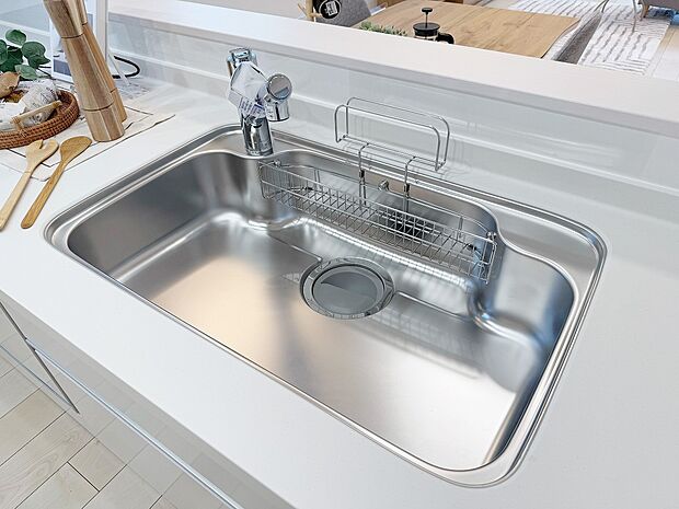 【キッチン】スタイリッシュな、浄水器一体型水栓です。水栓にシャワーホースと浄水器を内蔵し、カルキ臭など軽減。シャワーヘッドを引き出すことで、広いシンクのお手入れもラクラク。