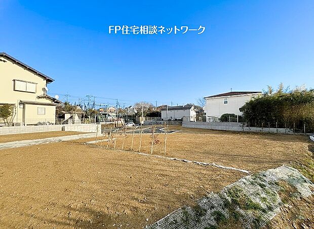 【前面道路含む現地写真】土地面積125m2でカースペースを2台にしたり、お庭スペースも作ることが出来るゆとりの敷地です。