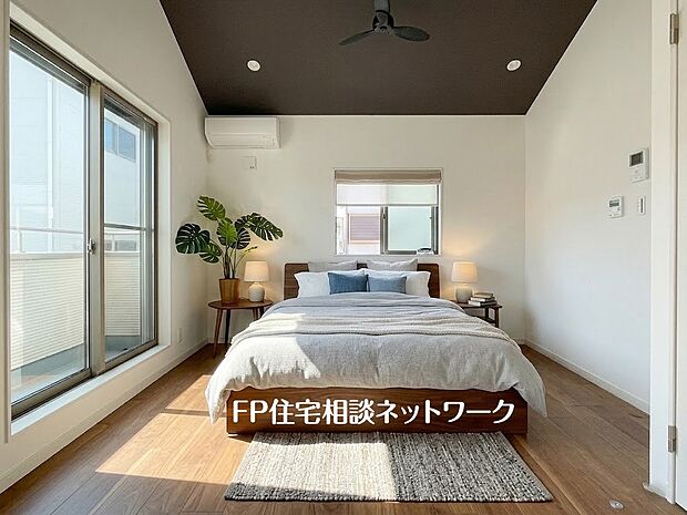 【内観】【プラン例　建物価格1350万円　建物面積90m2】深いやすらぎへと誘う主寝室。ゆとりの広さと、落ち着いた内装仕様でプライベートな時間を心豊かにお過ごしいただけるように配慮。