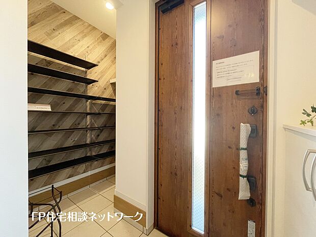 【内観】【プラン例　建物価格1350万円　建物面積90m2】大容量のシューズクローゼットが嬉しい住まい。ご家族全員の靴はもちろん、ベビーカーなどスッキリまとめて収納できます。