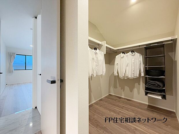 【収納】ウォークインクローゼットのある住まいで収納上手な生活を実現。衣類だけでなく、箱物や思い出の品もたっぷり収納できます。