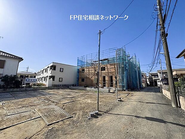 【前面道路含む現地写真】大通りから1本入った住宅地。敷地と道路に高低差も無く、お車の駐車もしやすい住宅です。