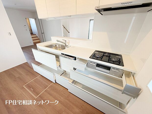 【キッチン】スライド収納付きのシステムキッチン。料理器具なども収納できて出し入れもスムーズ。収納量もたっぷりなので料理器具やストック調味料なども入れられる。