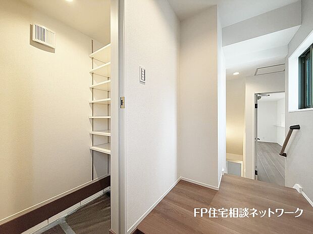 【玄関】玄関ホールがスッキリ広々としていると帰る時も出ていく時も気持ちが良い。来客を出迎える玄関が綺麗ならその家の印象が良くなる。