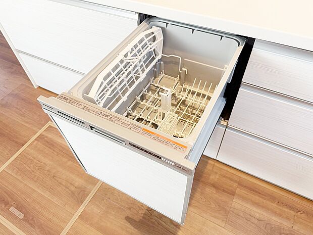 【食器洗乾燥機】手間をかけずに食後の後片付けができる食器洗乾燥機。食器の出し入れがスムーズなスライドタイプ。節水効果だけでなく、効率的に洗い物を配置できるようにラックがついています。
