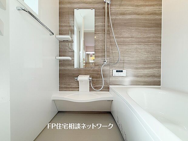 【浴室】ゆったり入れる一坪バス。足を伸ばして入れるサイズは一日の疲れを癒すのに嬉しい広さ。お子様と一緒の入浴でも充分な広さです。