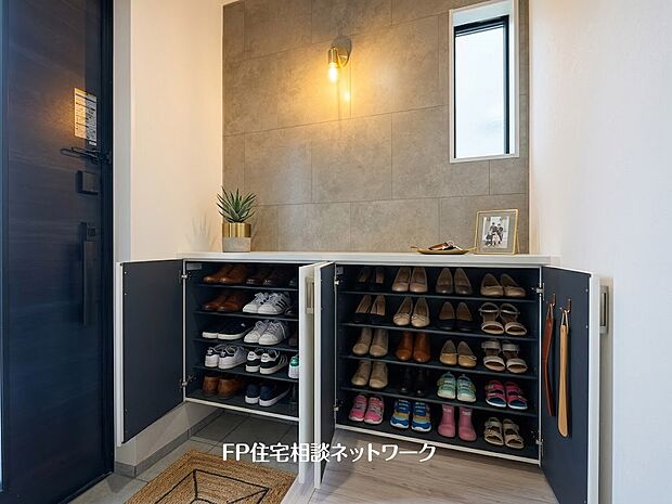 【収納】■玄関収納■本画像はAIがCGで家具作成しており、実際の現地に家具は設置されておりません。また、販売価格に家具、小物等は含まれておりません。