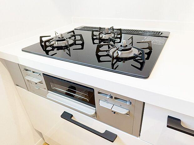 【ガスコンロ】慣れている方も多く、火力が目に見えるため、使いやすいという方も多い、3口のガスコンロ仕様です。