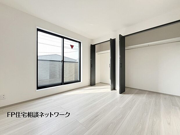 【洋室】全居室には大型の収納クローゼットを完備。普段使いのお洋服や小物はもちろん、季節物のお洋服などもしっかりと整理整頓出来る。居室空間を隅々まで使えるのが嬉しい。