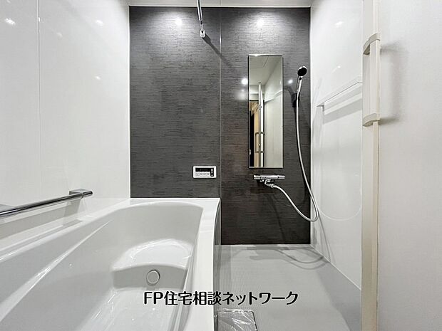 【浴室】ゆったり入れる一坪バス。足を伸ばして入れるサイズは一日の疲れを癒すのに嬉しい広さ。お子様と一緒の入浴でも充分な広さです。