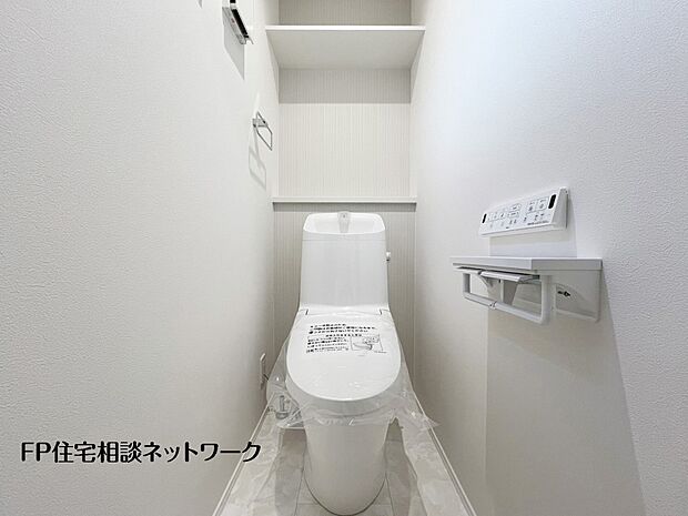 【トイレ】ウォシュレット、暖房便座機能付のトイレです。従来型に比べ節水効果があり、お手入れもしやすいので、家計も家事の負担も軽減してくれます。