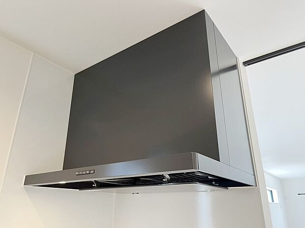 【換気扇】ステンレスの鈍い輝きが高級感を醸し出す換気扇。従来タイプよりも換気効果に優れ、フィルター交換もお掃除も容易になりました。