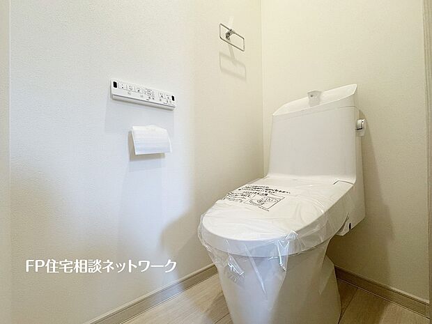 【トイレ】ウォシュレット、暖房便座機能付のトイレです。従来型に比べ節水効果があり、お手入れもしやすいので、家計も家事の負担も軽減してくれます。