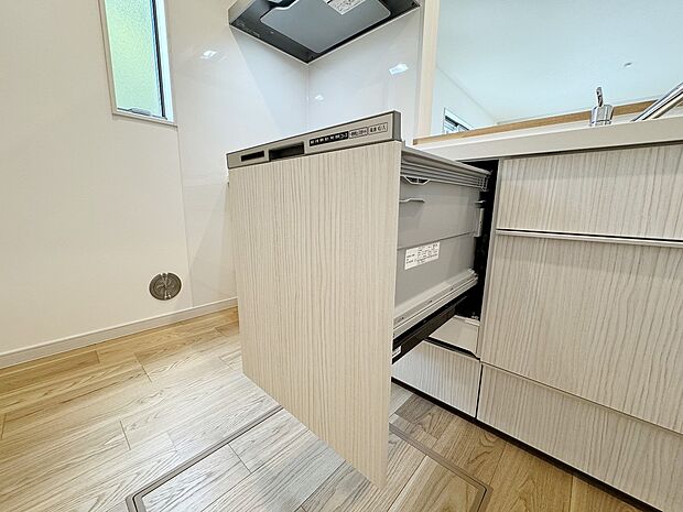 【食器洗浄乾燥機】手間をかけずに食後の後片付けができる食器洗乾燥機。食器の出し入れがスムーズなスライドタイプ。節水効果だけでなく、効率的に洗い物を配置できるようにラックがついています。