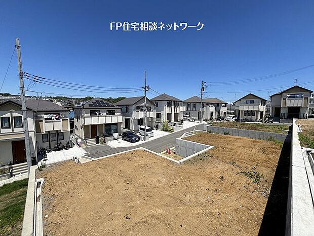 【前面道路含む現地写真】全区画125m2以上のゆとりの敷地で、お隣の住宅とも間隔が確保されているゆとりのある住宅です。