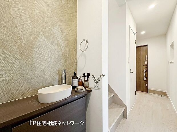 【玄関】玄関入ってすぐの場所に設けられたセカンド洗面台は、帰宅後すぐの手洗いや、就寝前の身支度にも便利にご利用いただけます。