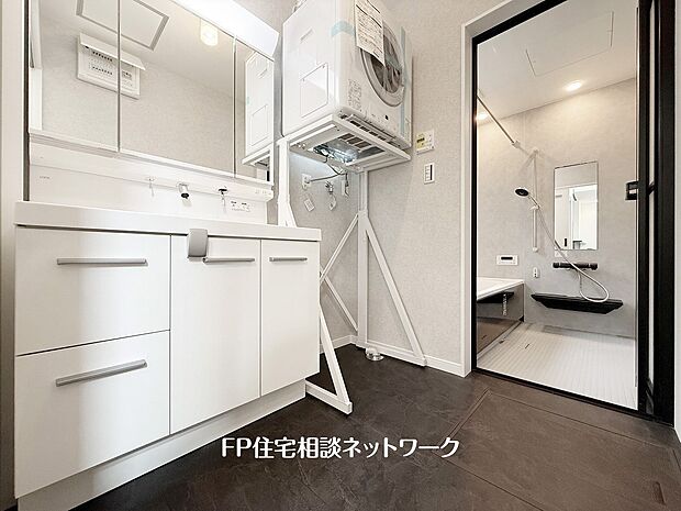 【洗面台・洗面所】人気のガス衣類乾燥機「幹太くん」を設置済み。パワフル乾燥で洗濯物がすぐに乾き、家事の時短にもつながります。