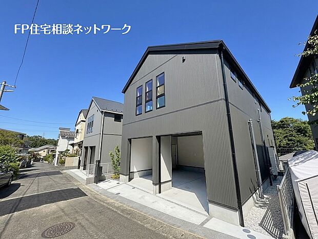 【現地外観写真】電動シャッター完備のガレージハウス！LDKは23.96帖の贅沢な広さで家族の憩い空間に最適です。