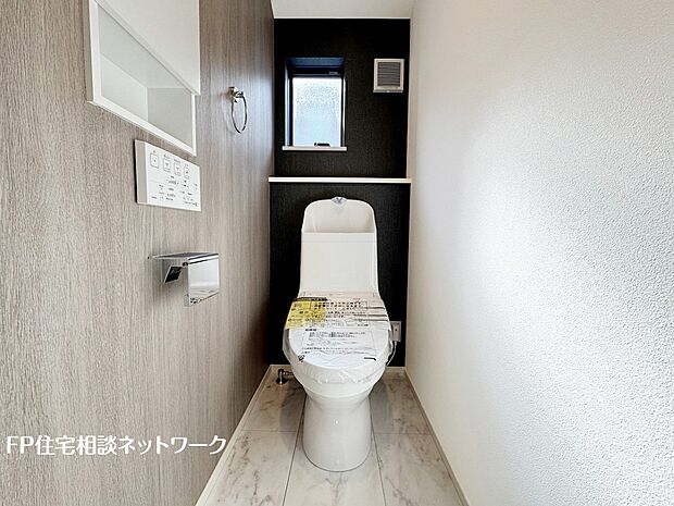 【トイレ】ウォシュレット、暖房便座機能付のトイレです。従来型に比べ節水効果があり、お手入れもしやすいので、家計も家事の負担も軽減してくれます。