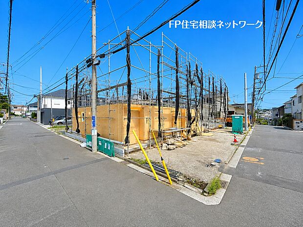 【現地外観写真】角地ならではの開放感が魅力の現地。二方向に道路が広がり、陽当たりや風通しにも恵まれた心地よい住環境です。ゆとりを感じる街並みもぜひ現地でご体感ください。