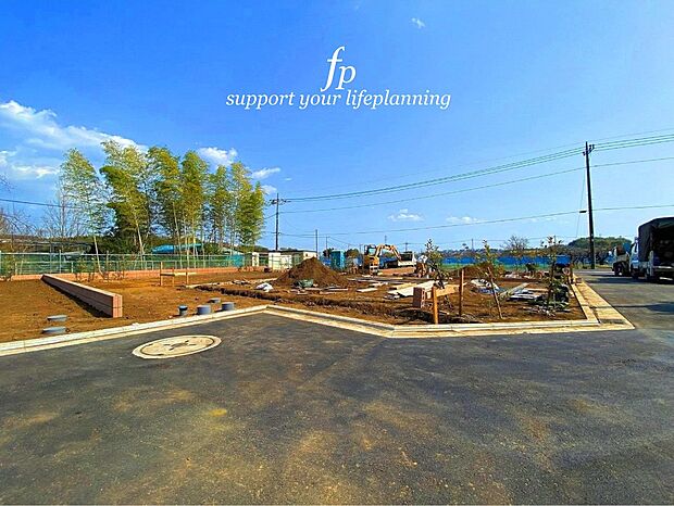 【地盤調査・改良　】建築工事を行う前に地盤調査を行います。地質や強度、安定性、水分状態などを調査・分析して、必要に応じて適切な地盤改良を施し、構造物の安定性を確保します