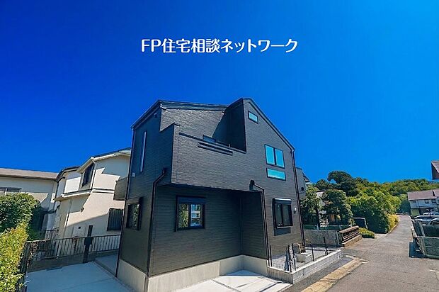 【外観】【類似外観同仕様】施工例のため分譲中の建物とは外壁、屋根開口部等の形状・仕様が異なります。