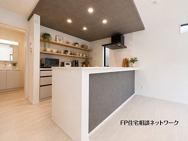 【キッチン】本画像の家具、家電等はCGイメージで販売価格にも含まれず付帯しません。棚設置工事は有償です。