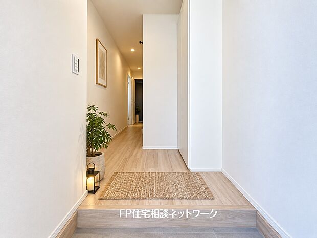 【玄関】本画像の小物等はCGの配置イメージです。販売価格に小物等は含まれず、付帯しません。