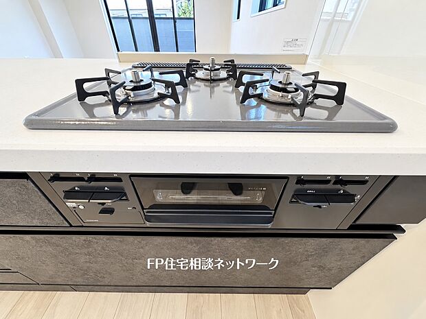 【三口ガスコンロ】同時に異なる料理を作ることができ、調理時間を大幅に短縮できる便利な調理器具です。様々なサイズの鍋に対応し、効率的な調理をサポートします。