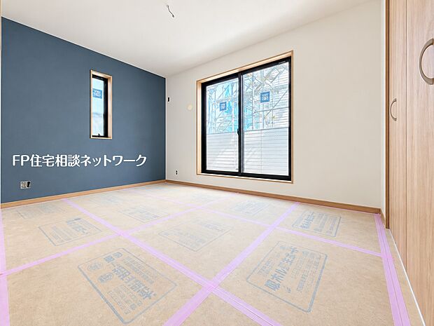 【洋室】落ち着きのあるアクセントクロスが印象的な洋室。大きな窓から自然光を取り込み、明るく開放感のある居住空間に仕上がっています。