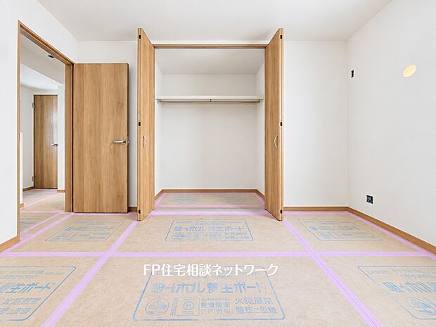 【洋室】扉を開けると収納スペースがひと目で確認でき、使い勝手も良好。棚とハンガーパイプを備え、衣類や荷物を整理しやすい設計です。