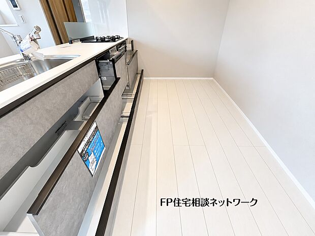 【キッチン】スライド収納付きのシステムキッチン。料理器具なども収納できて出し入れもスムーズ。収納量もたっぷりなので料理器具やストック調味料なども入れられる。