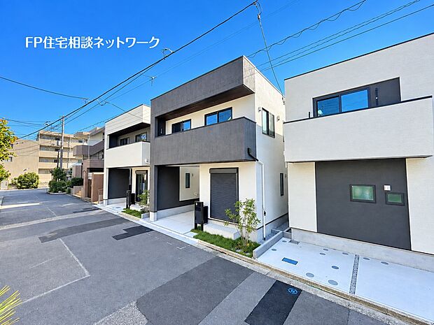 【その他】【類似外観同仕様】施工例のため分譲中の建物とは外壁、屋根開口部等の形状・仕様が異なります 。
