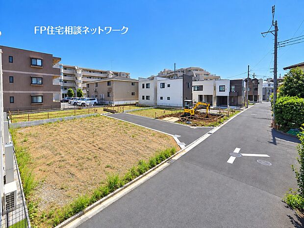 【前面道路含む現地写真】前面道路はすっきりと整備され、開放感のある街並みが広がります。周辺には新しい住宅が建ち並び、分譲地ならではの整った住環境も魅力です。