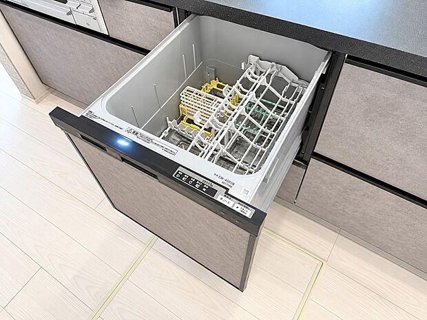 【食器洗浄乾燥機】手間をかけずに食後の後片付けができる食器洗乾燥機。食器の出し入れがスムーズなスライドタイプ。節水効果だけでなく、効率的に洗い物を配置できるようにラックがついています。